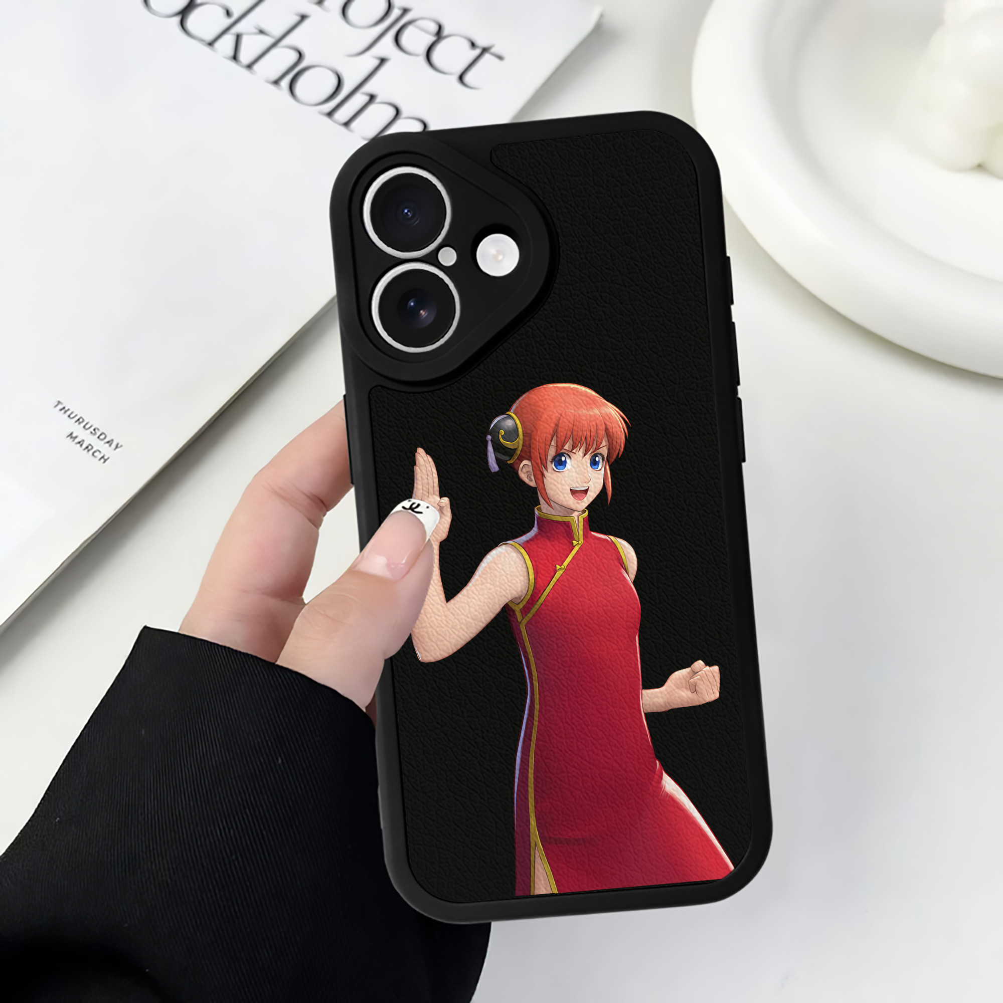 （画像用） ぎんたま 坂田銀時（さかたぎんとき） 神楽 志村新八（しむら しんぱち） GINTAMA Sakata Gintoki Kagura Shimura Shinpachi 【iPhone 16シリーズ対応】シリコンスマホケース（レザー調） 材質：シリコン